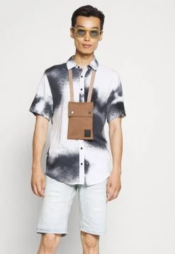 INDICODE JEANS KADEN HOLES - Short En Jean - Bleached Denim -INDICODE Boutique ce374ce8dec1451e9f09b4bc486eb8a0